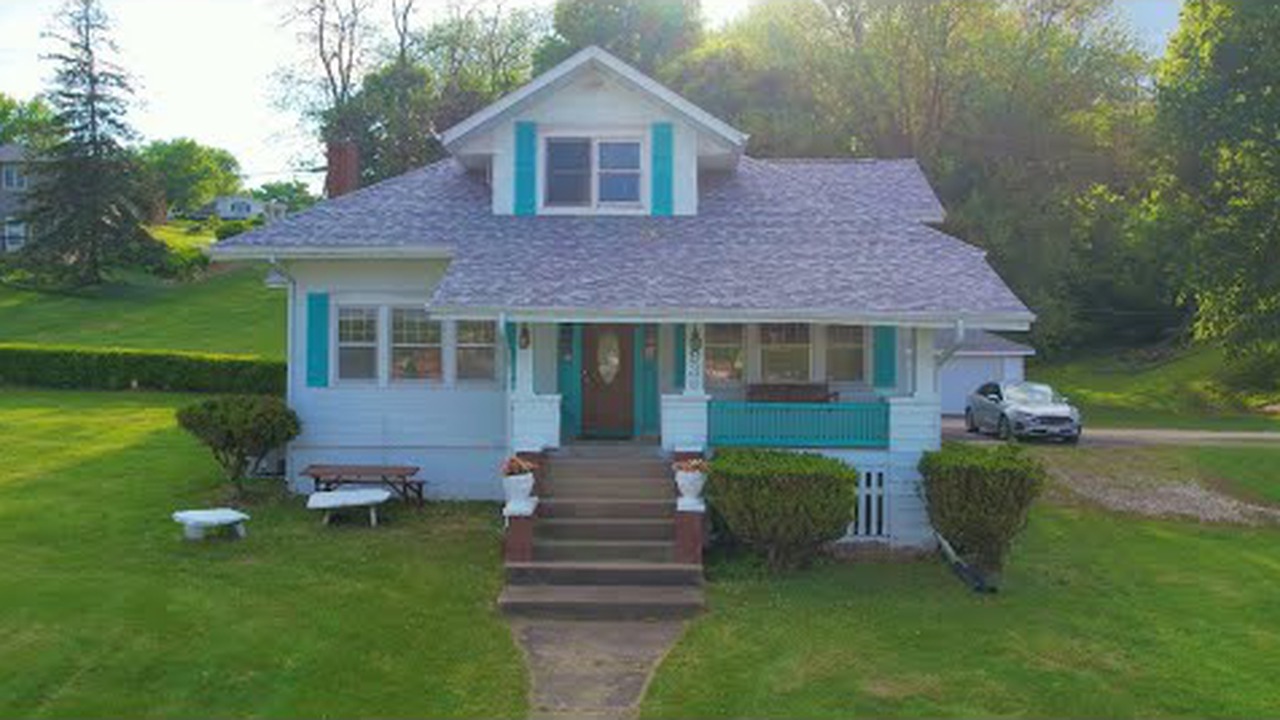 936 N Cody Rd, Le Claire, IA 52753
